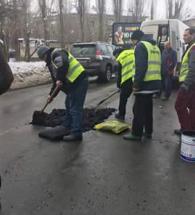 Община Хасково започна запълване на дупките по улиците