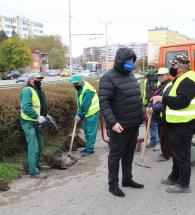 Над 30 дъждоотвеждащи шахти, асфалтирани преди години при ремонта на бул.“Васил Левски“, откриха екипите на „Екопрогрес“ съвместно с ВиК Хасково.