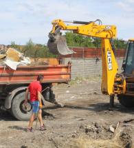 Община Хасково почиства терена в кв.“Република“