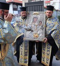 Чудотворната икона Света Богородица Златна ябълка дари със своята благодат миряните в Хасково тази вечер